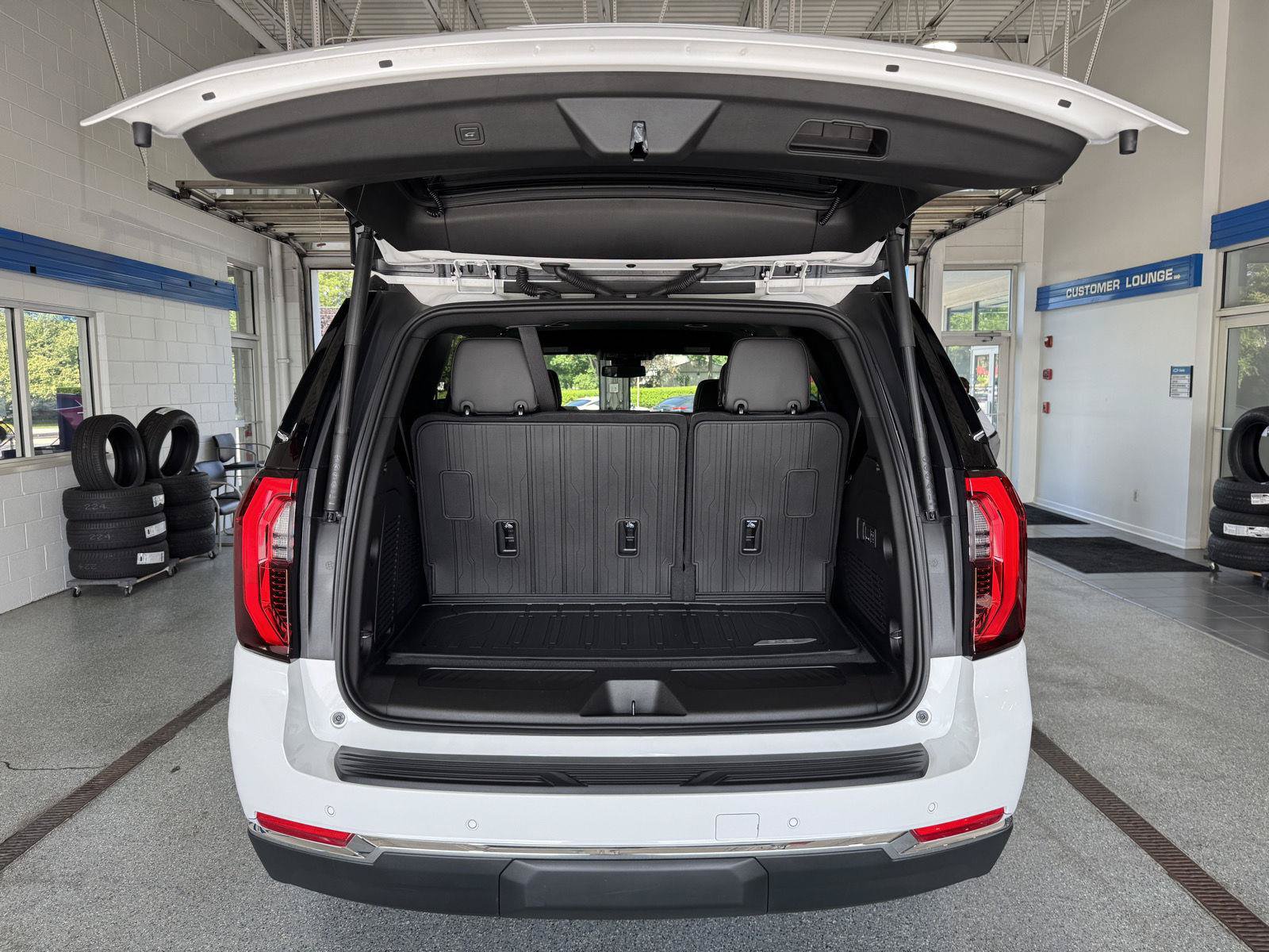 Used 2025 GMC Yukon Elevation w/ LPO, Floor Liner Package AWD/4WD image 11