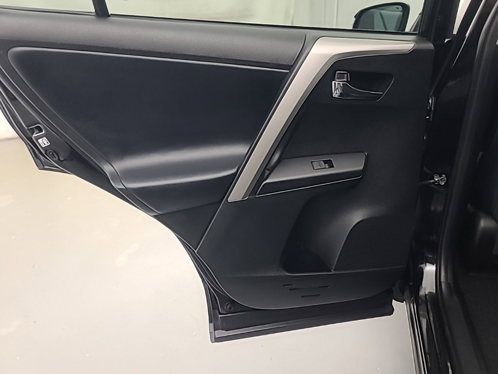Used 2018 Toyota RAV4 XLE AWD/4WD image 19