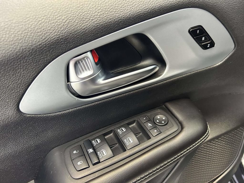 Used 2026 Chrysler Pacifica Limited FWD image 18