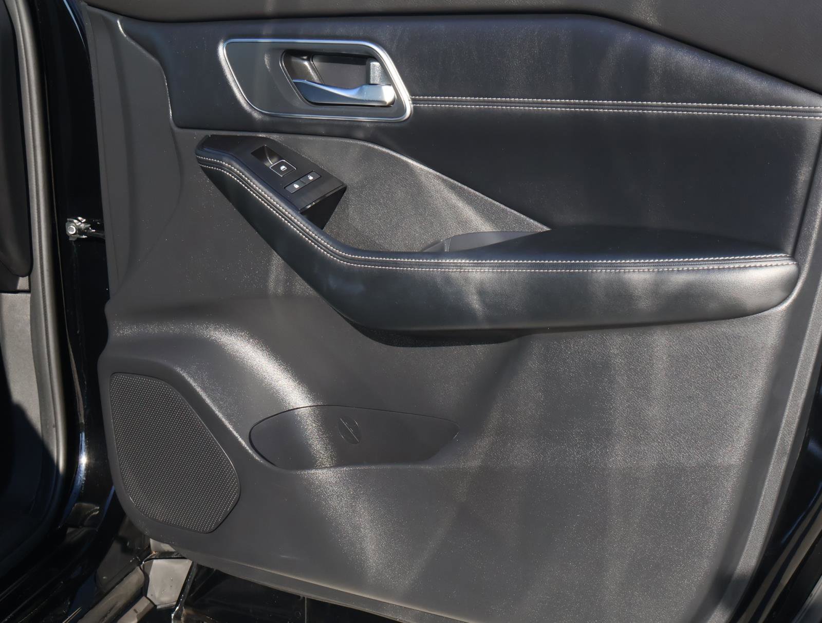 Used 2024 Nissan Rogue Platinum image 17