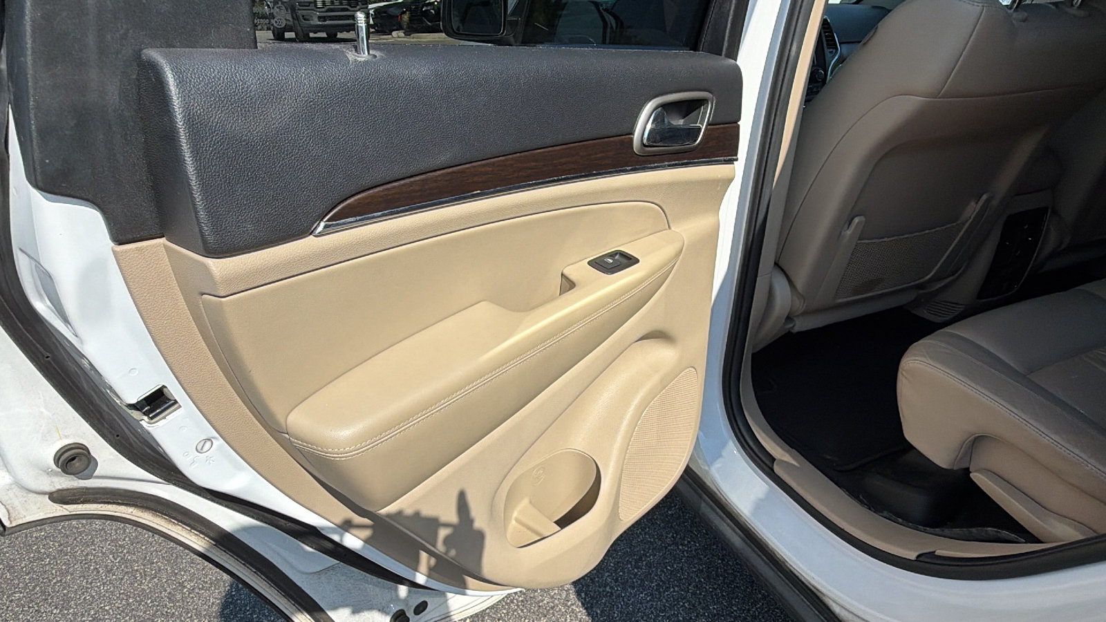 Used 2015 Jeep Grand Cherokee Limited RWD image 23