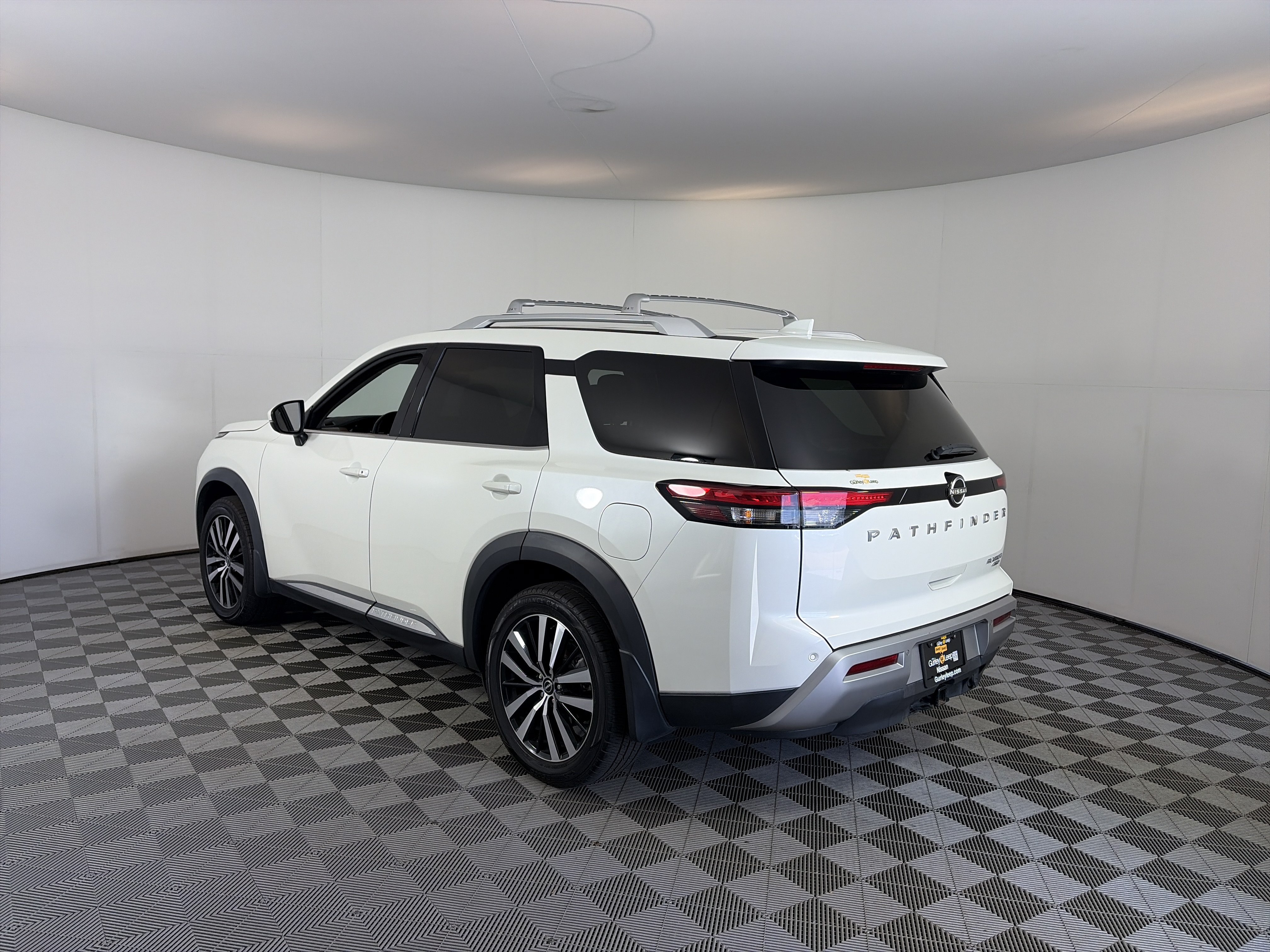 Used 2023 Nissan Pathfinder Platinum w/ Cargo Package AWD/4WD image 9