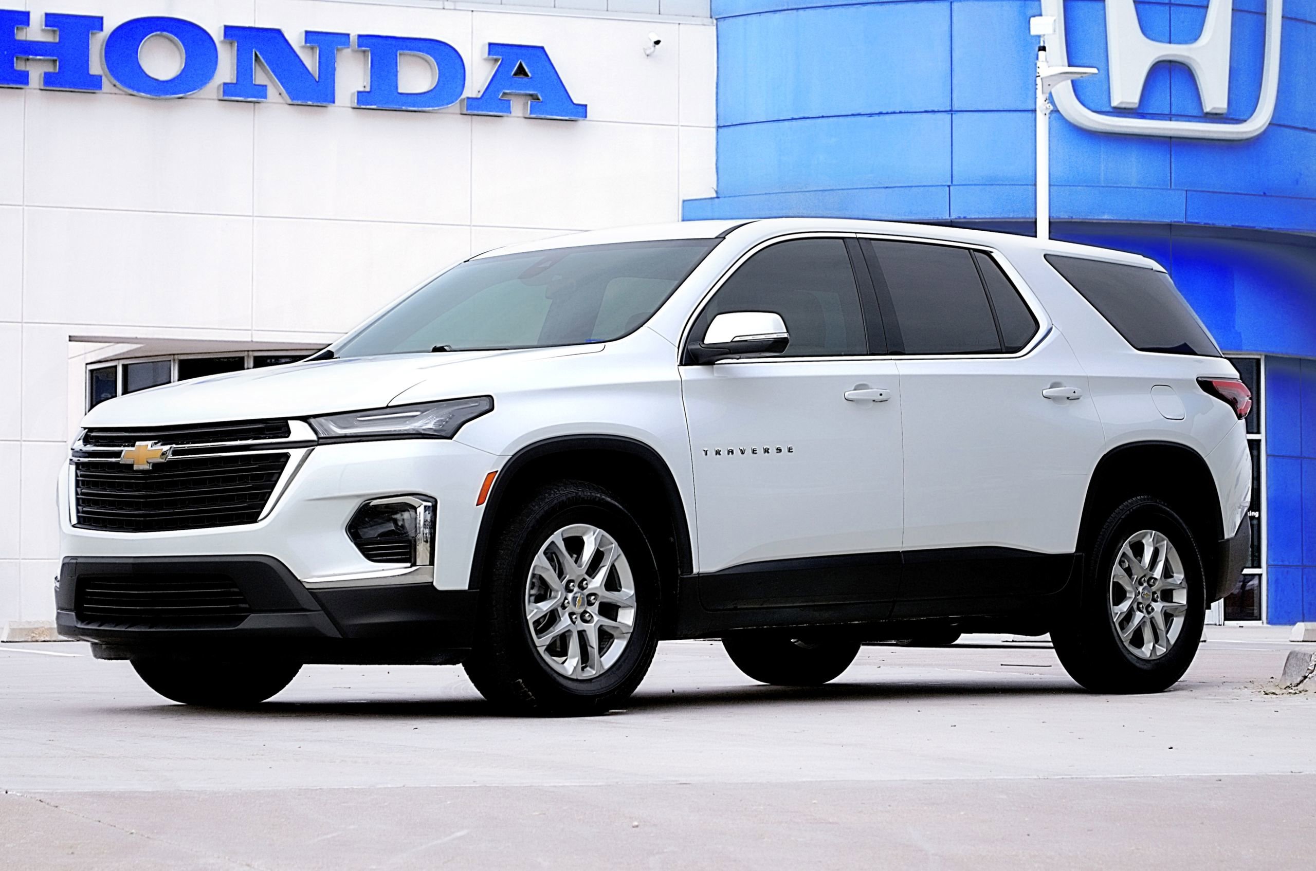 Used 2023 Chevrolet Traverse LS w/ Safety Package FWD image 1