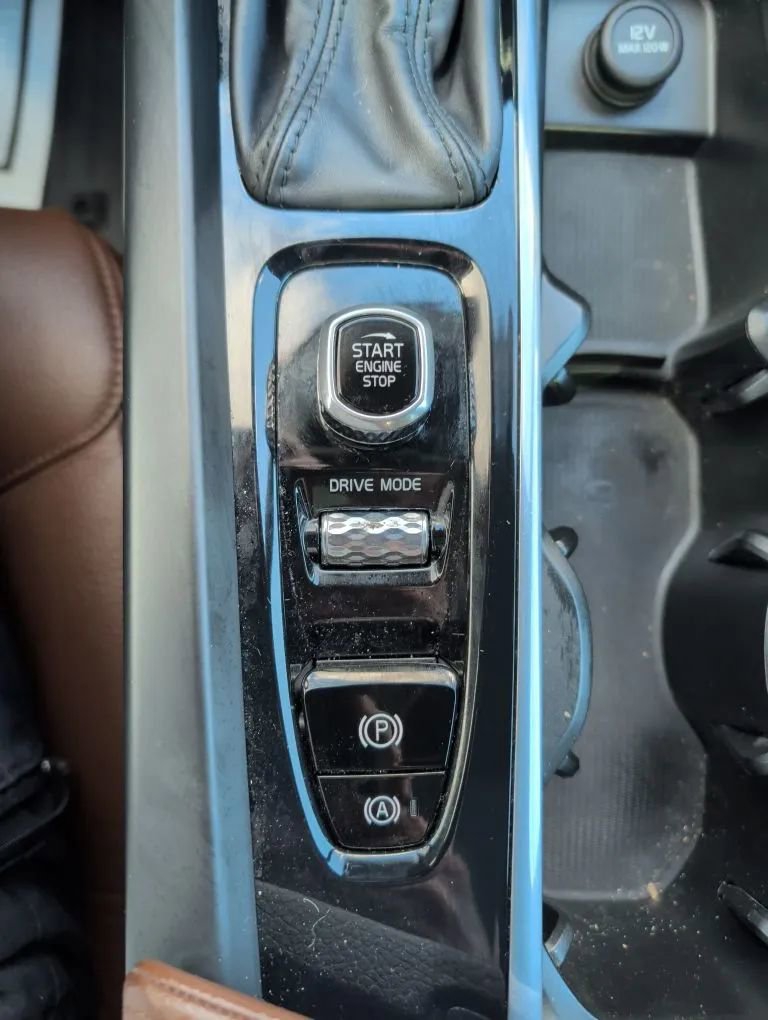 Used 2021 Volvo XC60 T5 Momentum image 11