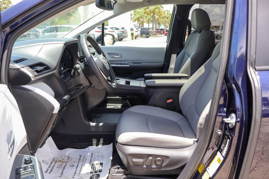 Used 2026 Toyota Sienna XLE FWD image 8