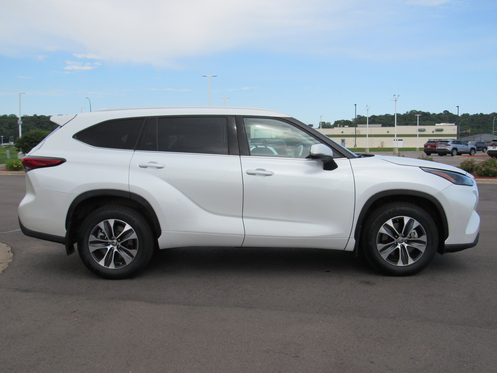 Used 2022 Toyota Highlander XLE AWD/4WD image 5