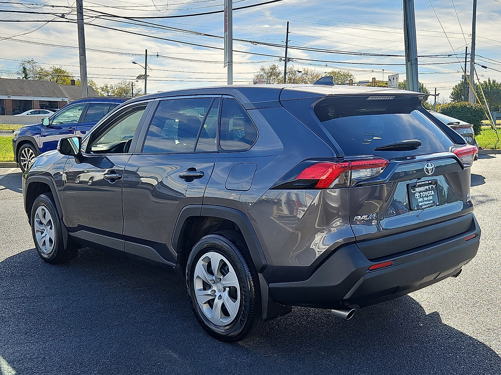 Used 2024 Toyota RAV4 LE AWD/4WD image 4