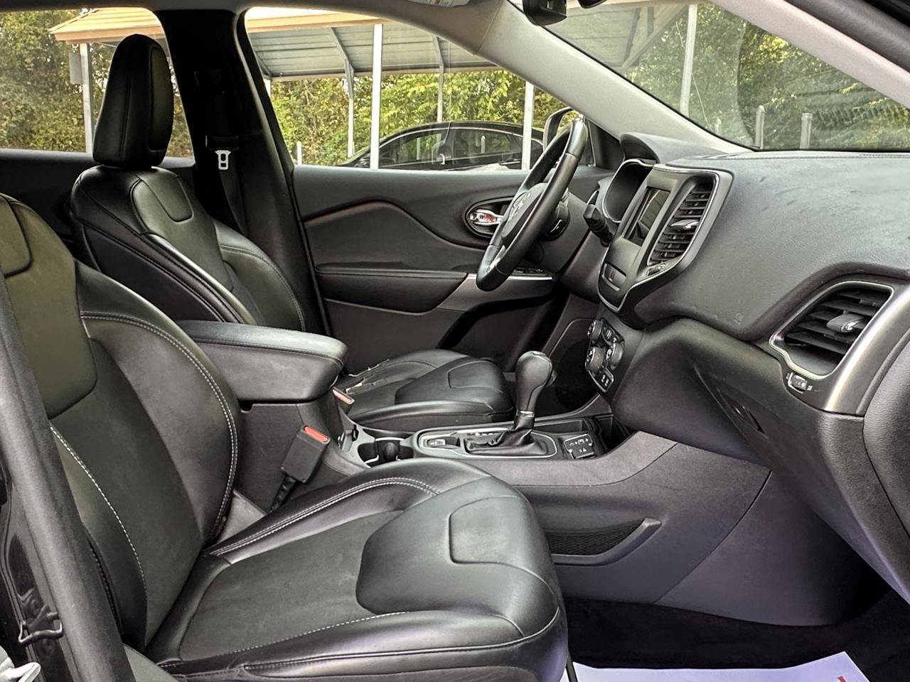 Used 2019 Jeep Cherokee Latitude Plus w/ Comfort/Convenience Group FWD image 14
