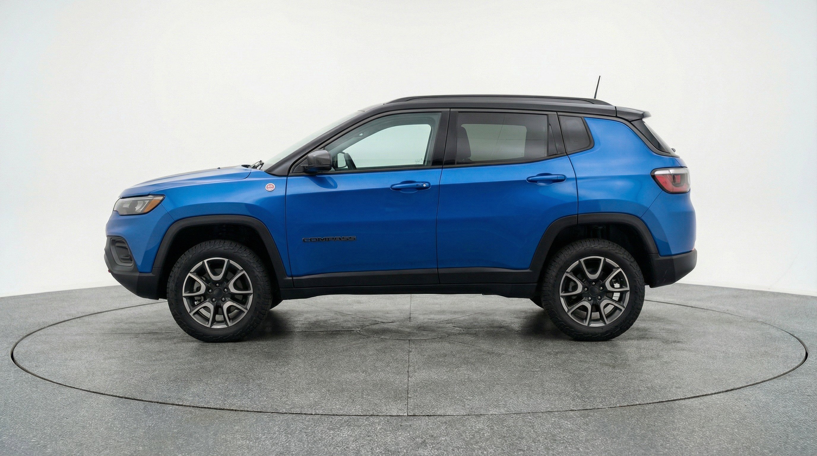Used 2025 Jeep Compass Trailhawk image 5