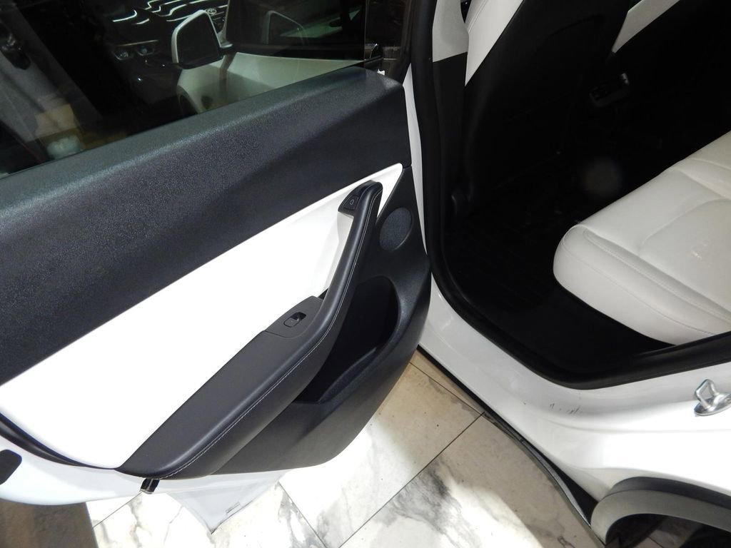 Used 2022 Tesla Model Y Long Range image 34
