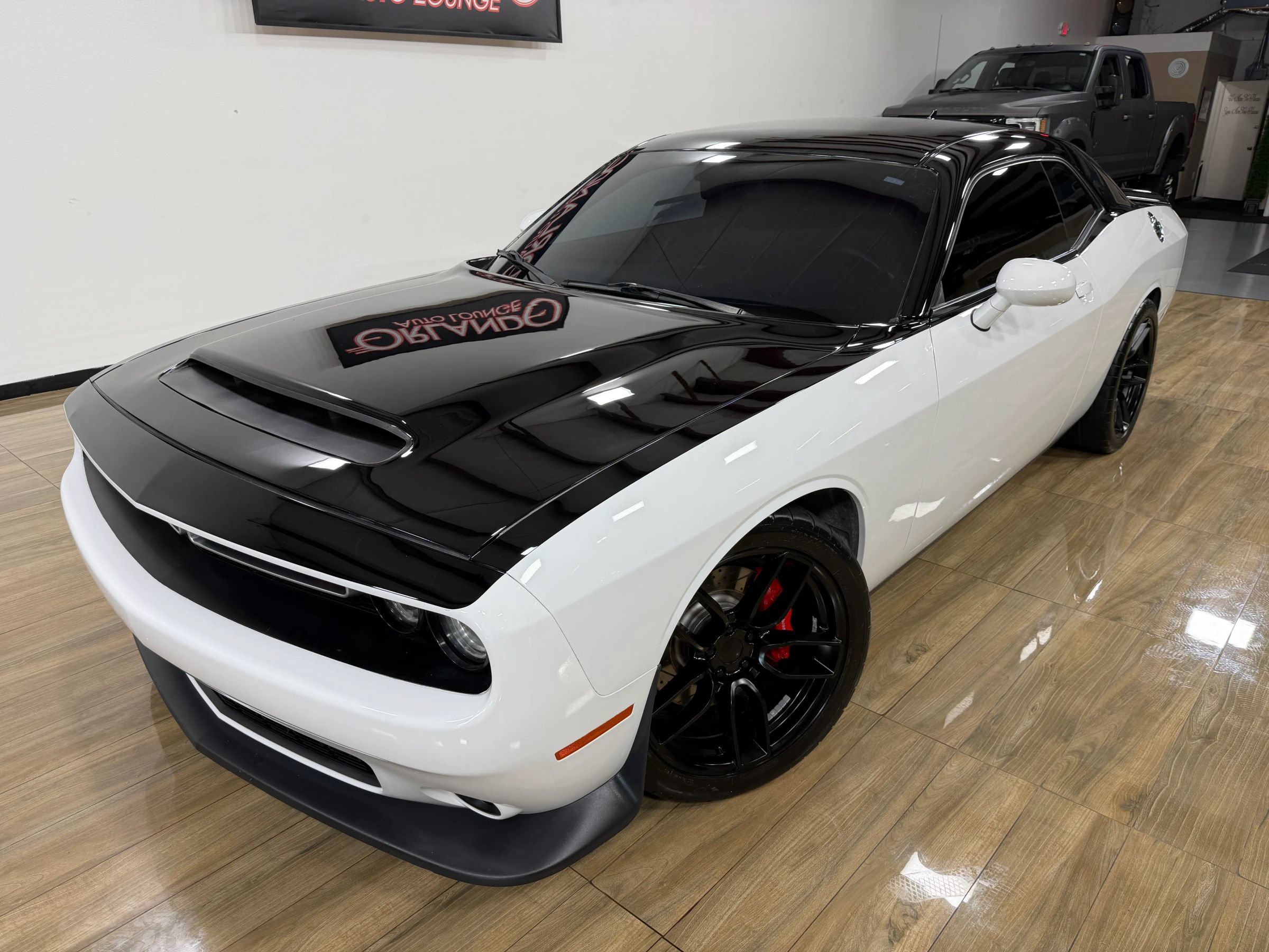 Used 2018 Dodge Challenger R/T Scat Pack w/ Leather Interior Group RWD image 3