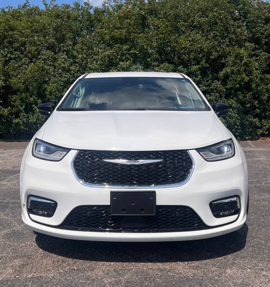 Used 2024 Chrysler Pacifica Touring-L FWD image 11