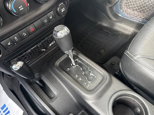 Used 2016 Jeep Wrangler Unlimited Sahara w/ Connectivity Group image 19