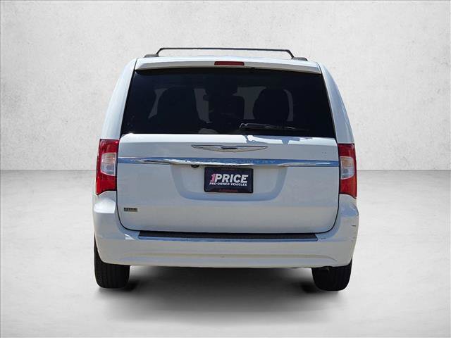Used 2016 Chrysler Town & Country Touring FWD image 7