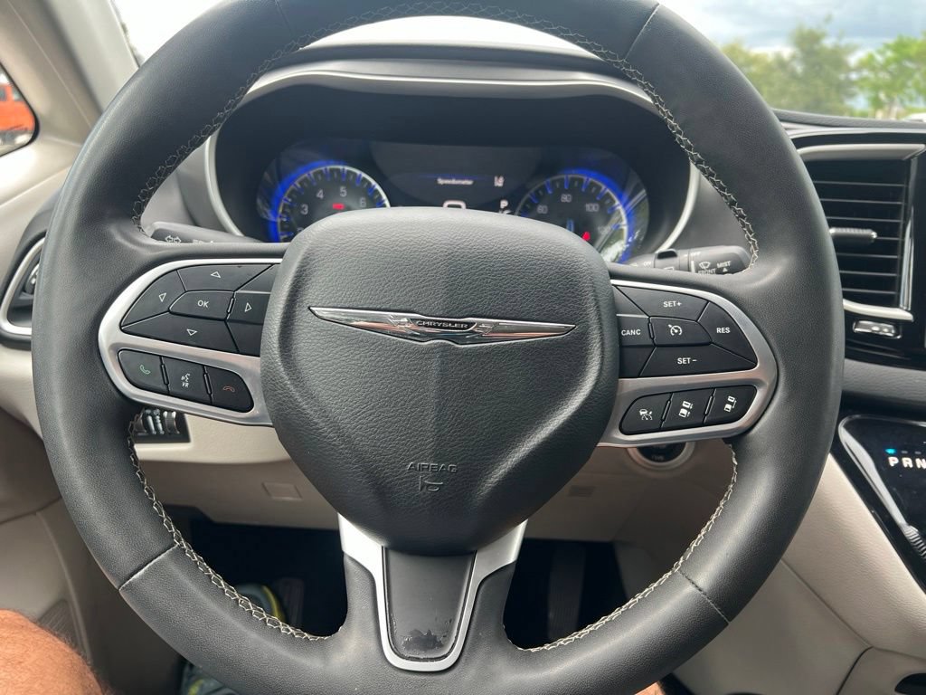 Used 2023 Chrysler Pacifica Touring-L FWD image 46