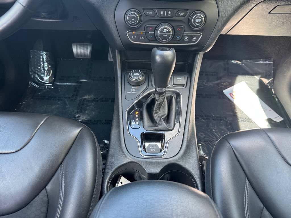 Used 2019 Jeep Cherokee Latitude Plus AWD/4WD image 11