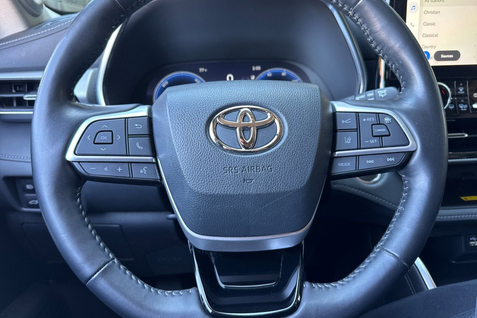 Used 2023 Toyota Highlander Platinum FWD image 24