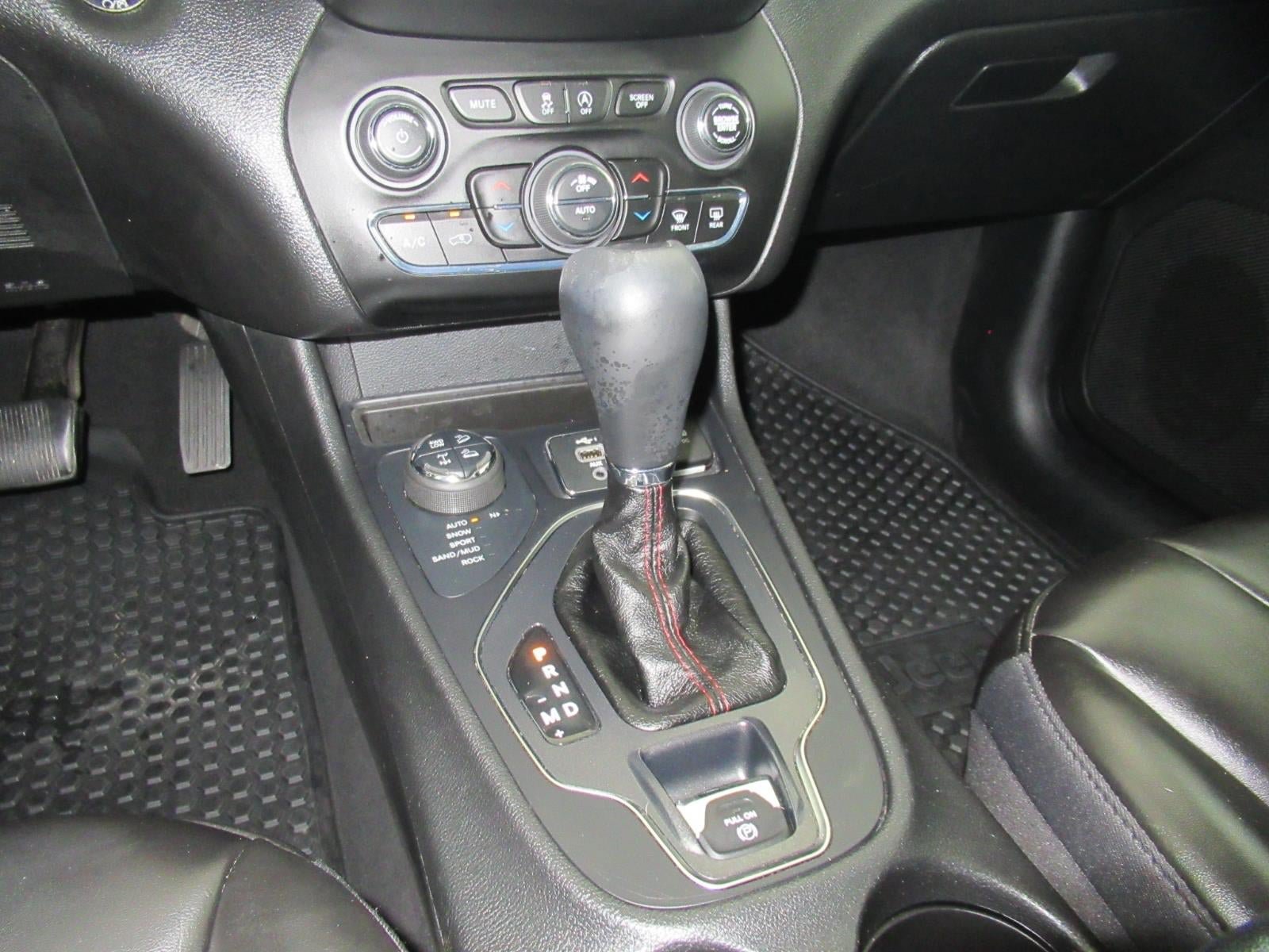Used 2019 Jeep Cherokee Trailhawk w/ Comfort/Convenience Group AWD/4WD image 31