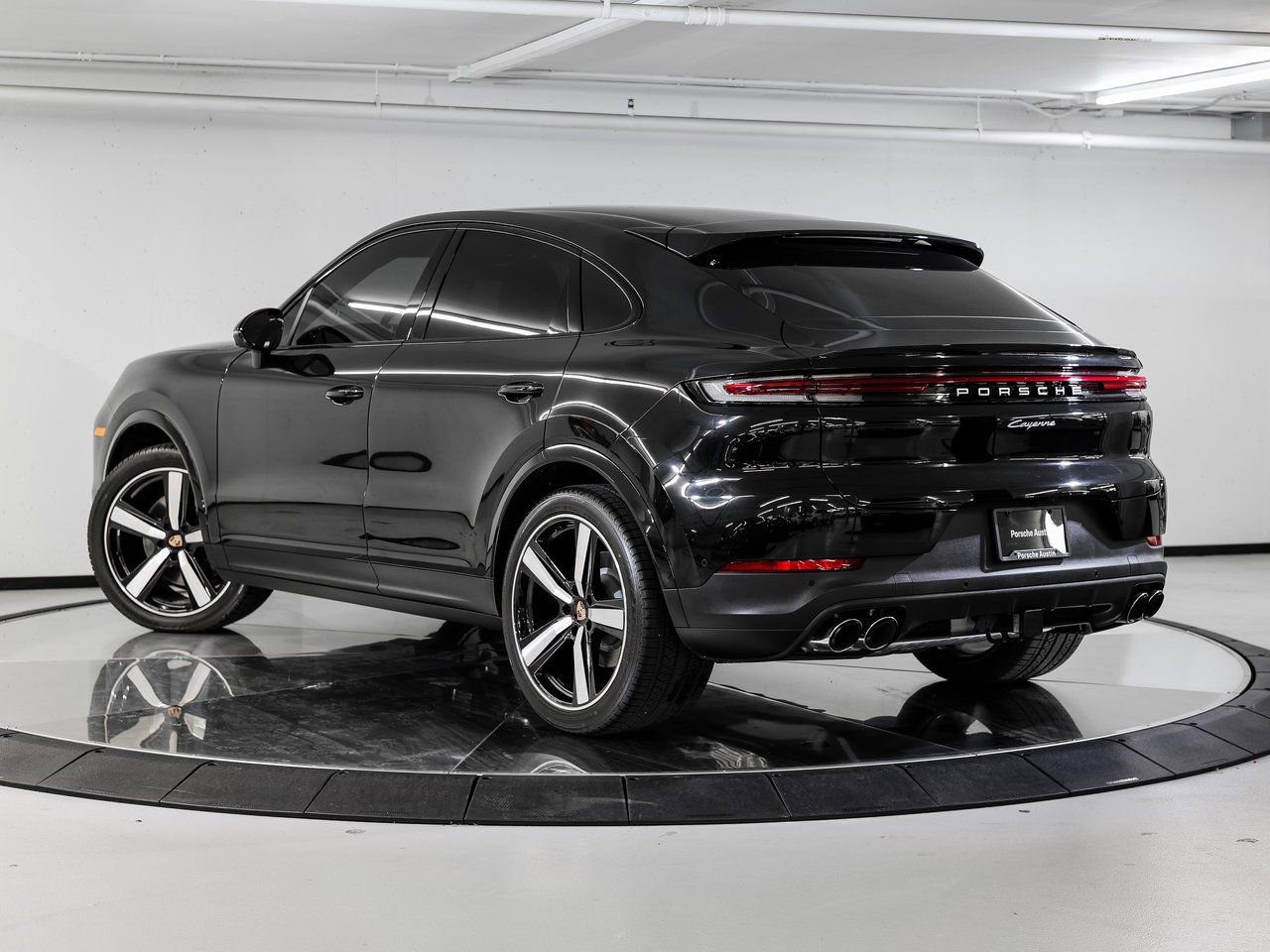 Certified 2025 Porsche Cayenne Coupe image 3