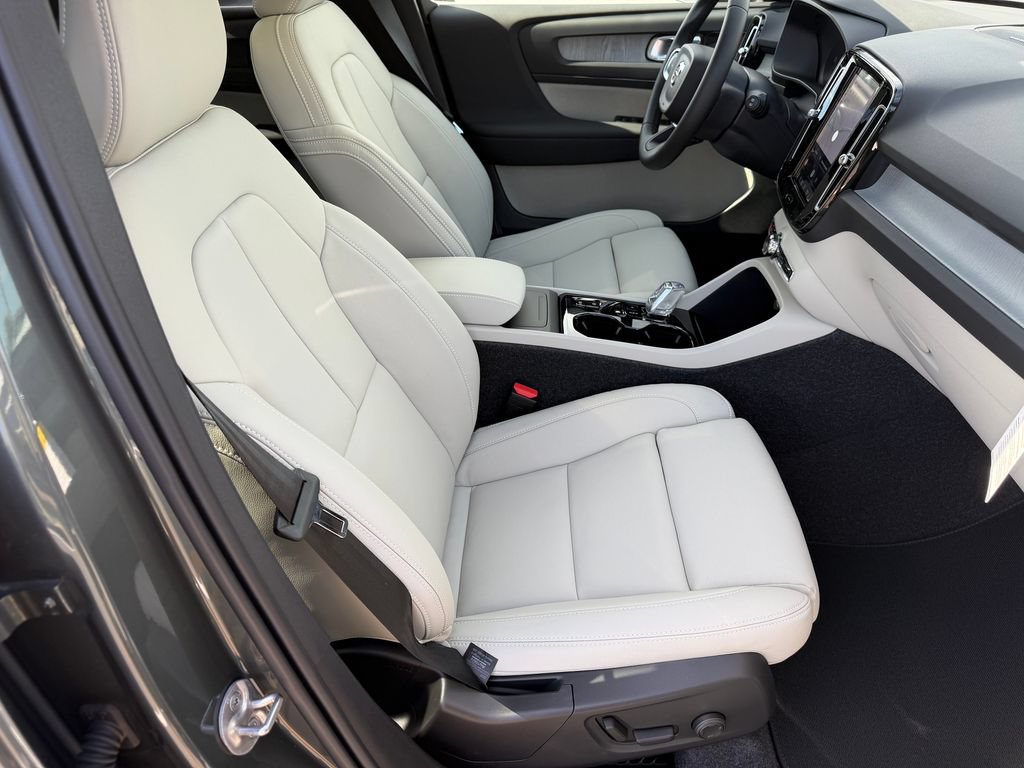 New 2026 Volvo XC40 B5 Plus w/ Climate Package AWD/4WD image 9