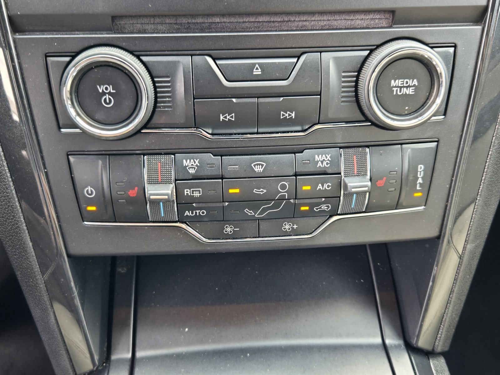 Used 2018 Ford Explorer XLT w/ Equipment Group 202A image 18