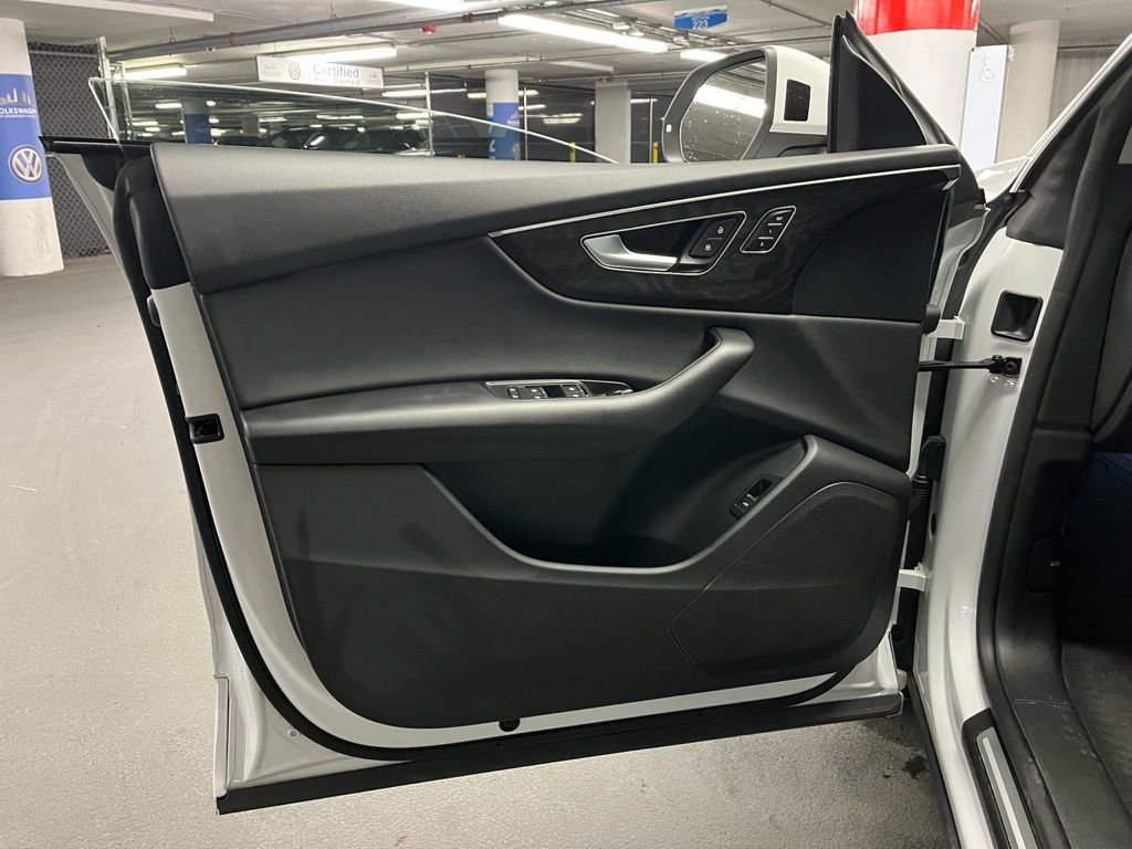 Used 2023 Audi Q8 Premium image 15