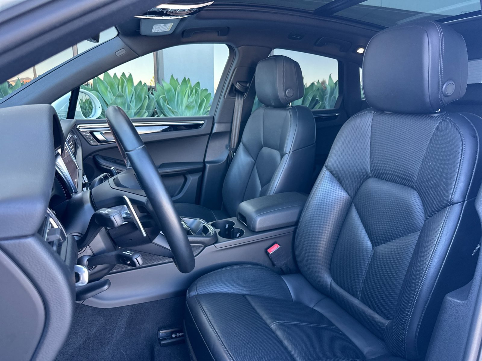 Certified 2024 Porsche Macan AWD/4WD image 6