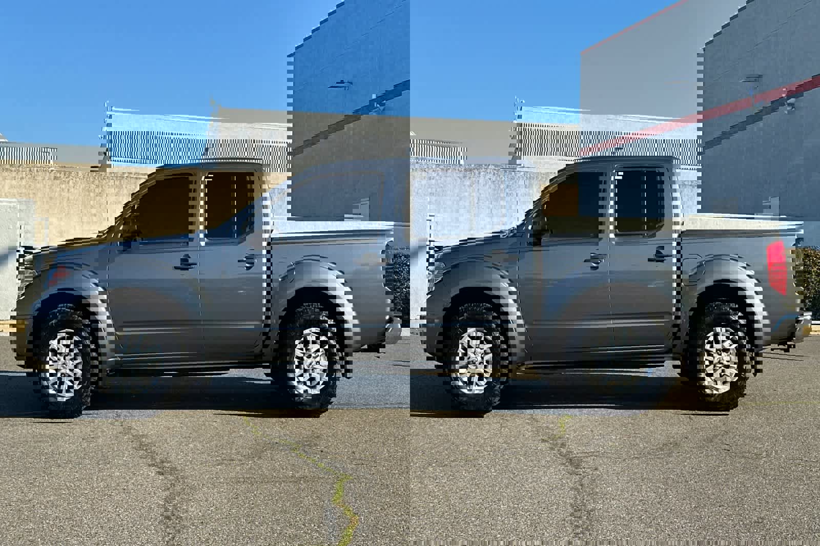 Used 2020 Nissan Frontier SV image 9