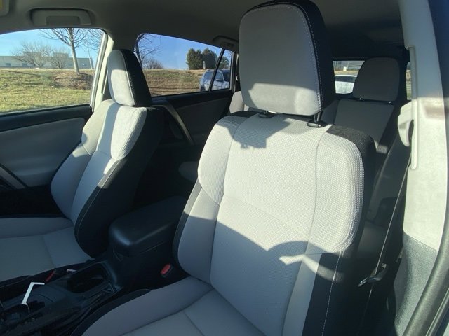 Used 2018 Toyota RAV4 LE image 12
