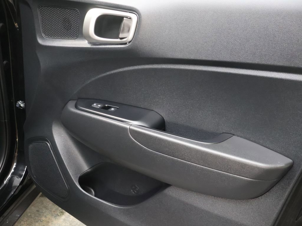 Used 2023 Hyundai Venue SEL image 12