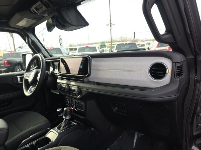 Used 2025 Jeep Wrangler Unlimited Sahara w/ Safety Group AWD/4WD image 40