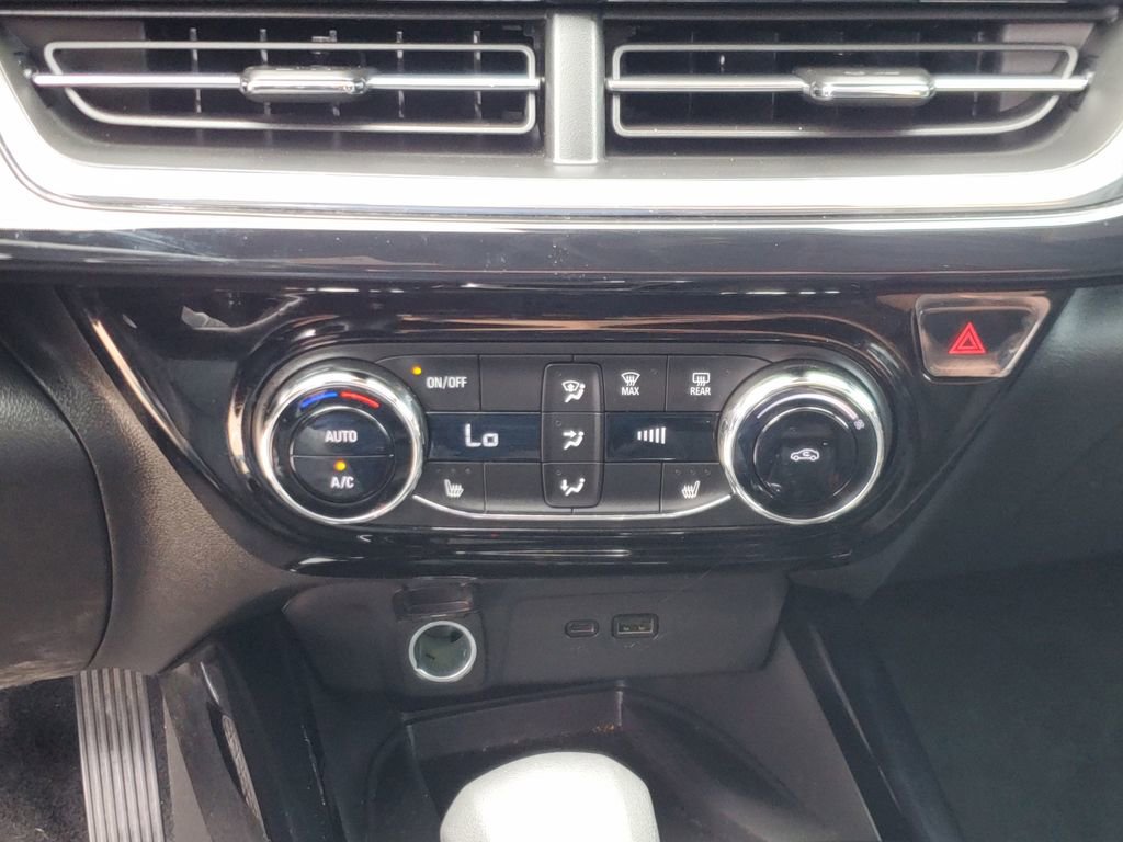 Used 2025 Chevrolet Trax RS w/ Sunroof Package image 24