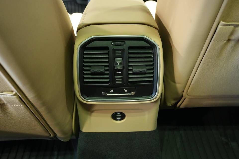 Certified 2026 Porsche Macan AWD/4WD image 26