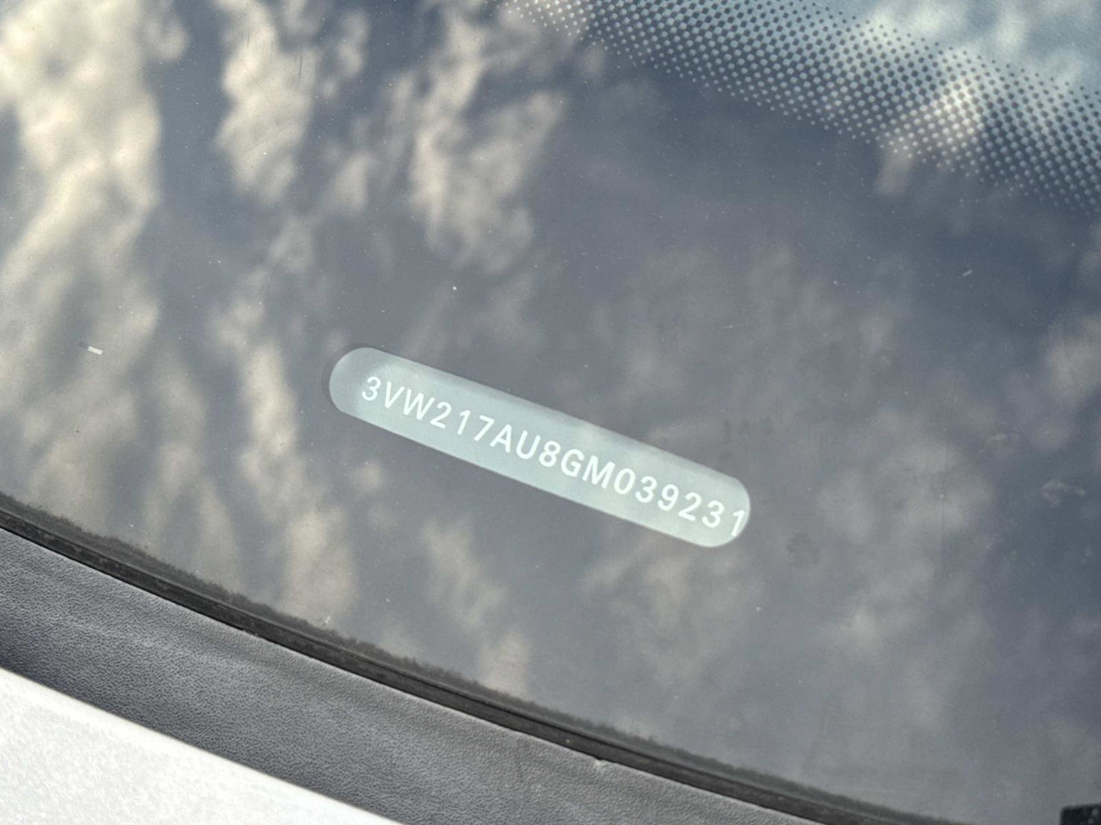 Used 2016 Volkswagen Golf 4-Door image 6