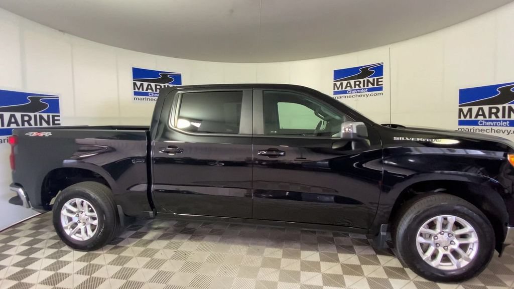Used 2023 Chevrolet Silverado 1500 LT AWD/4WD image 3