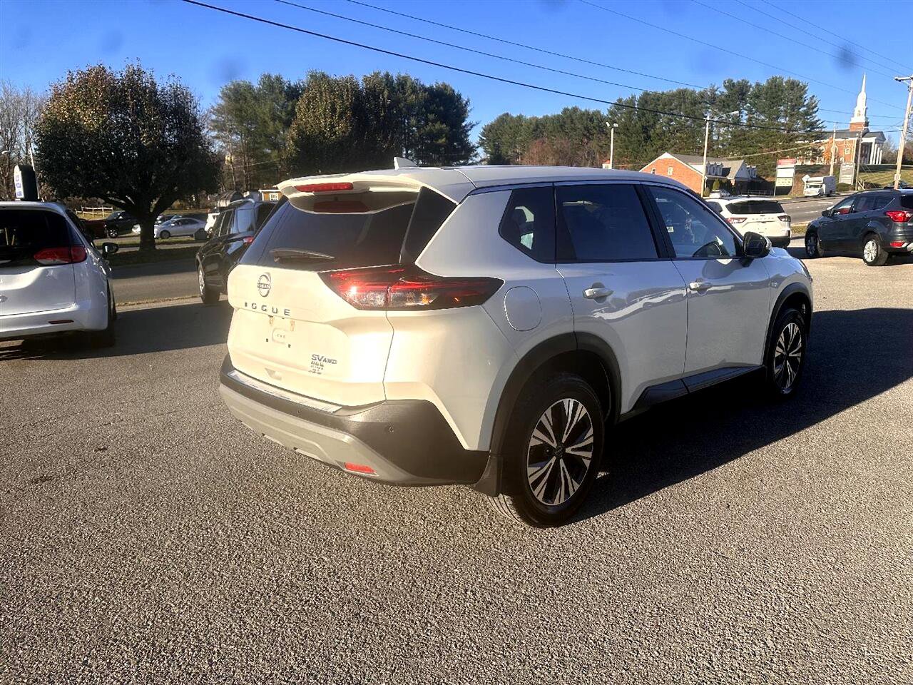 Used 2023 Nissan Rogue SV image 5