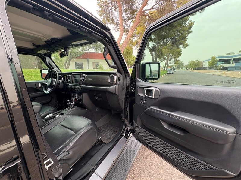 Used 2018 Jeep Wrangler Unlimited Sahara AWD/4WD image 11