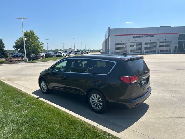 Used 2017 Chrysler Pacifica Touring w/ Tire & Wheel Group FWD image 8