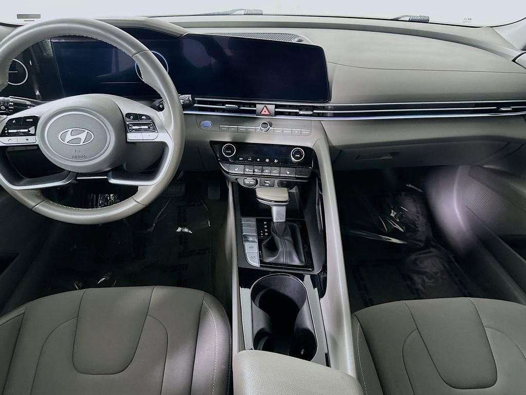 Used 2025 Hyundai Elantra SEL FWD image 17