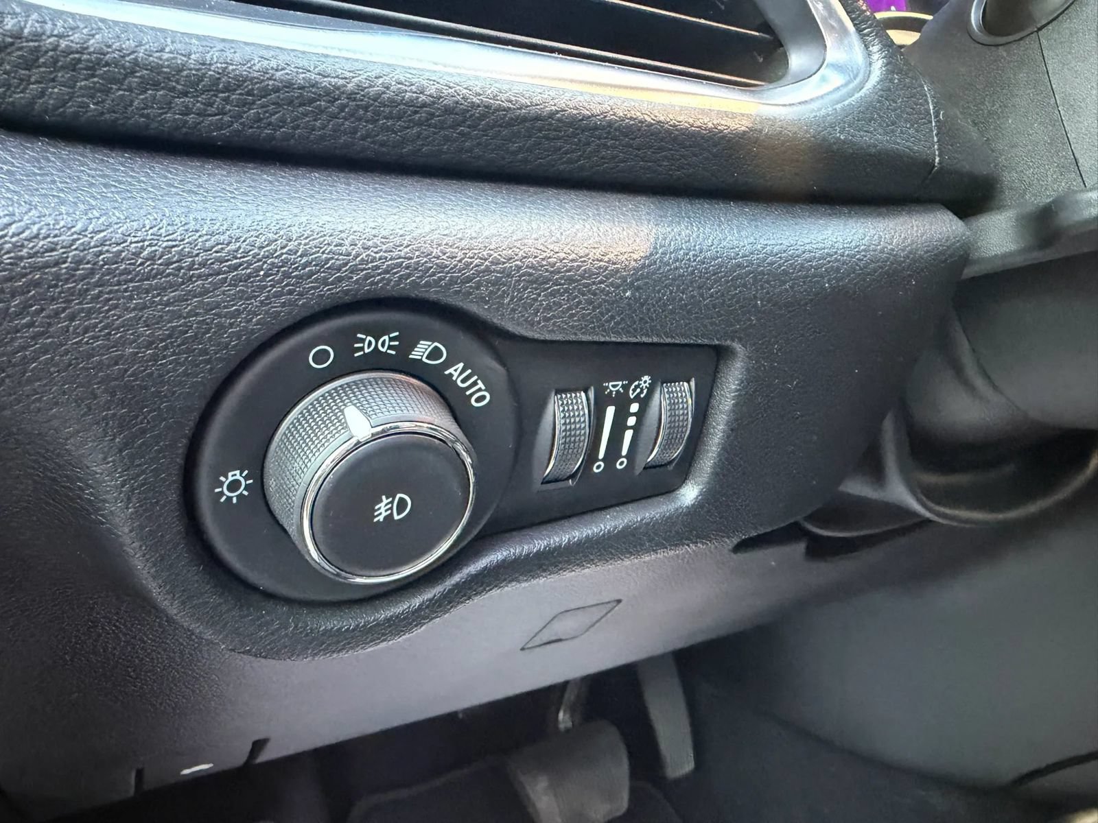 Used 2020 Chrysler Pacifica Limited w/ Advanced Safetytec Group FWD image 33