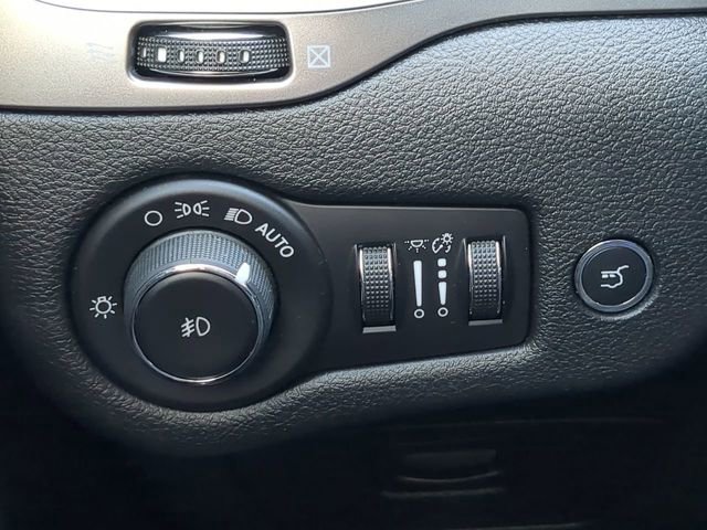 Used 2019 Jeep Cherokee Limited image 28