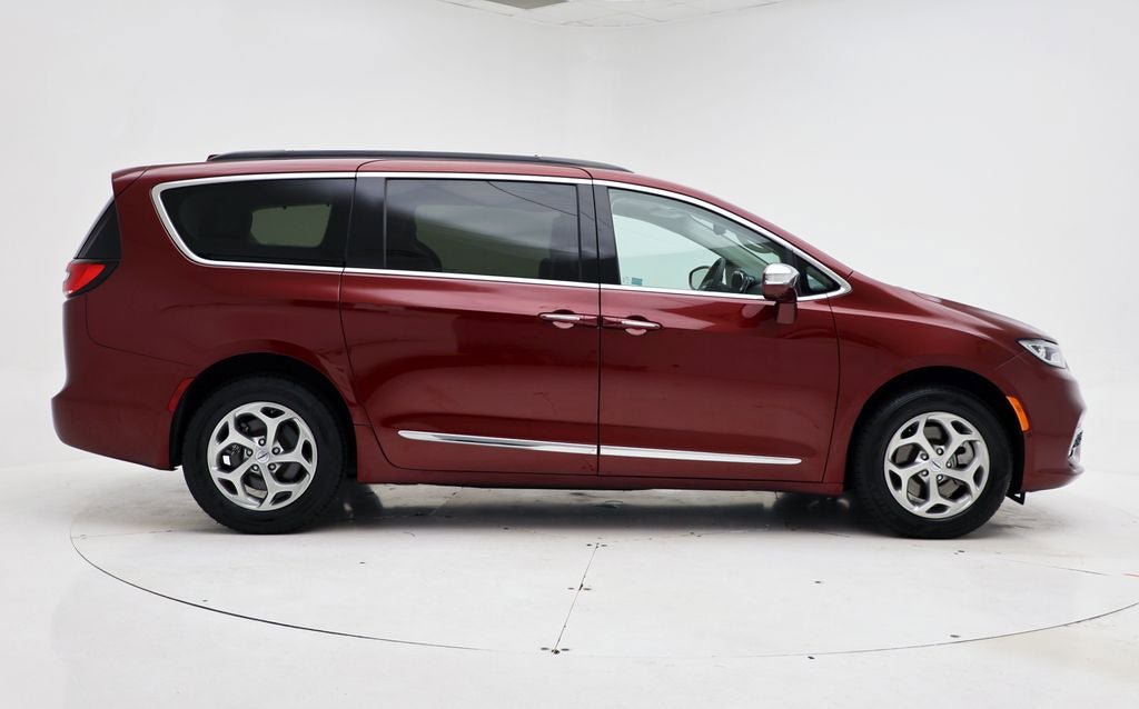 Used 2022 Chrysler Pacifica Limited AWD/4WD image 3
