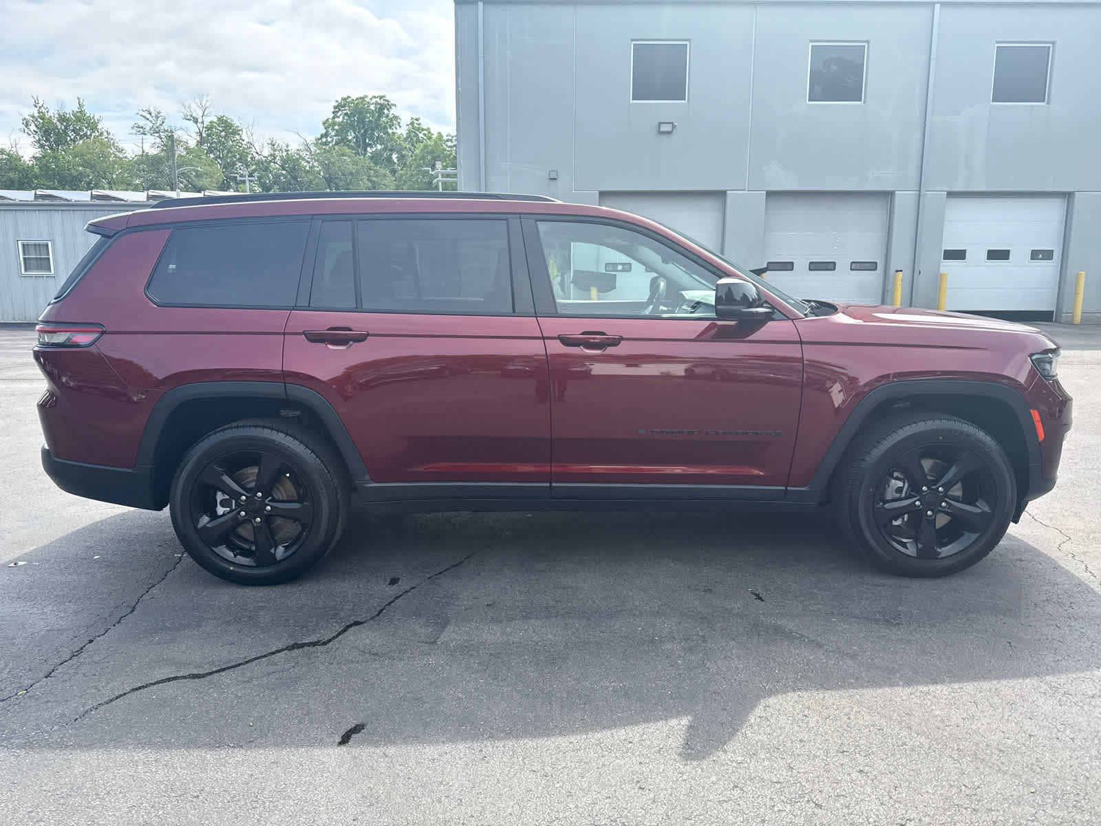 Used 2023 Jeep Grand Cherokee L Limited w/ Black Appearance Package AWD/4WD image 2