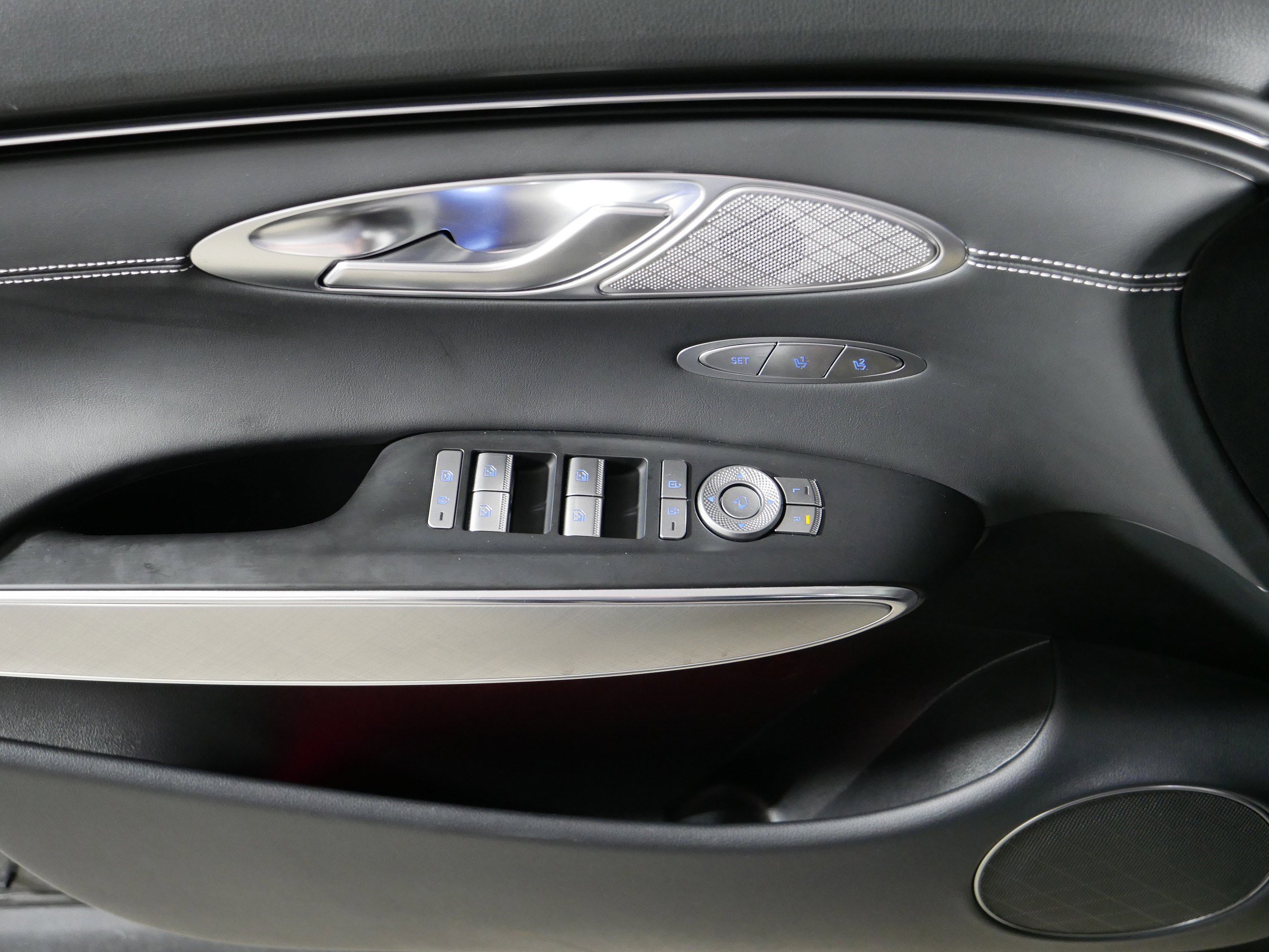 Certified 2025 Genesis Electrified GV70 AWD/4WD image 19