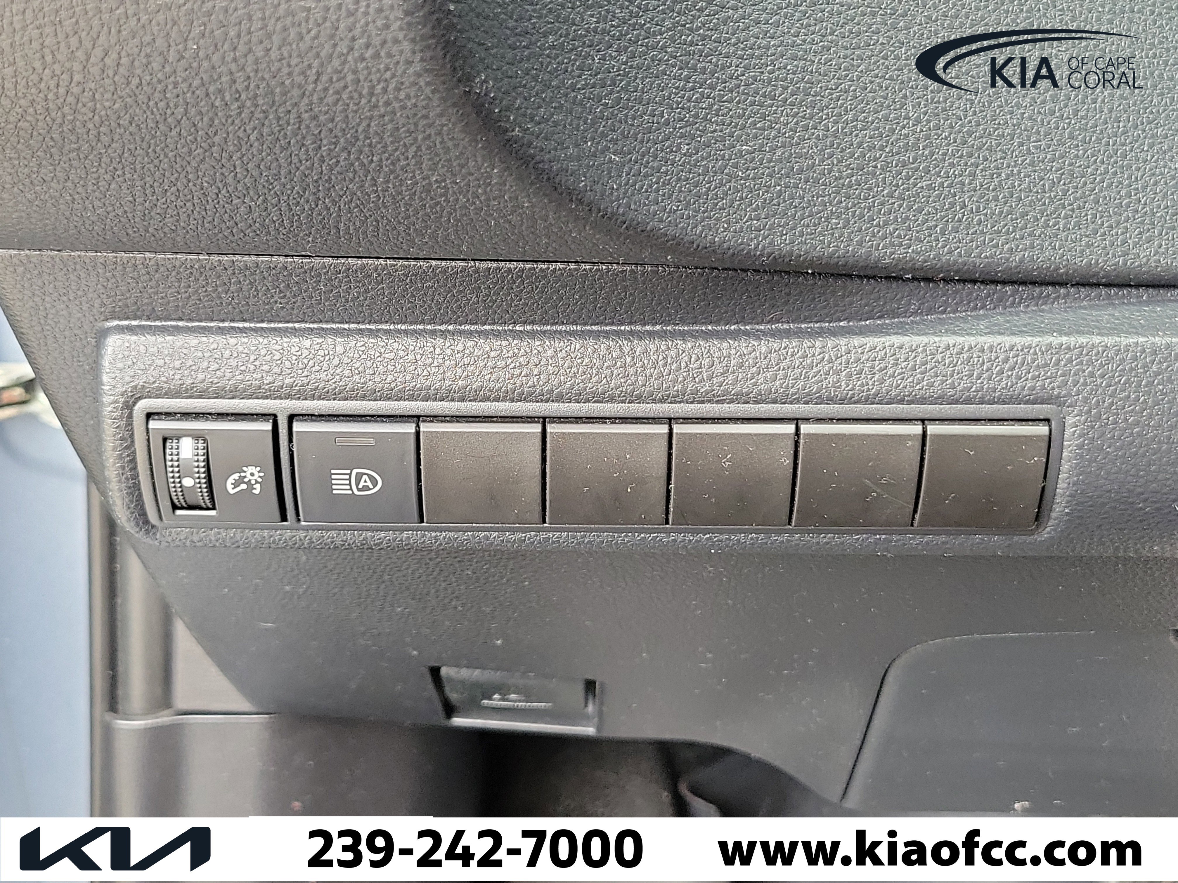 Used 2020 Toyota Corolla LE FWD image 15