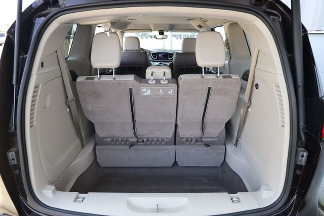 Used 2018 Chrysler Pacifica Touring-L w/ Tire & Wheel Group FWD image 12