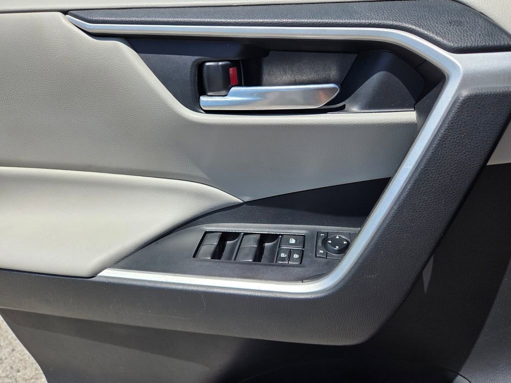 Used 2021 Toyota RAV4 XLE FWD image 21