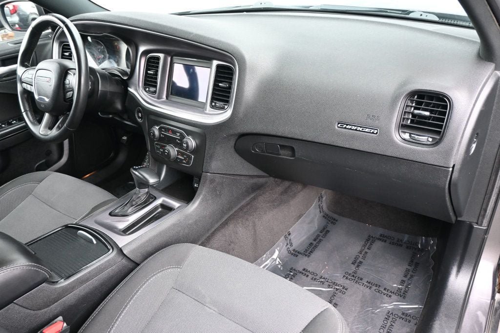 Used 2018 Dodge Charger SXT w/ Blacktop Package RWD image 8