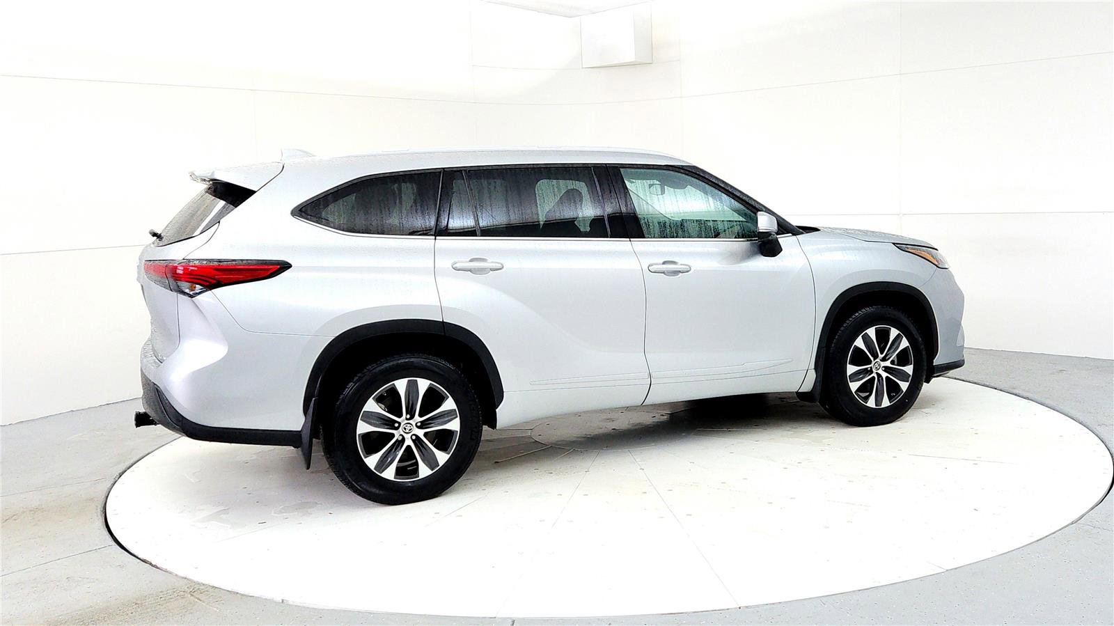 Used 2022 Toyota Highlander XLE image 6