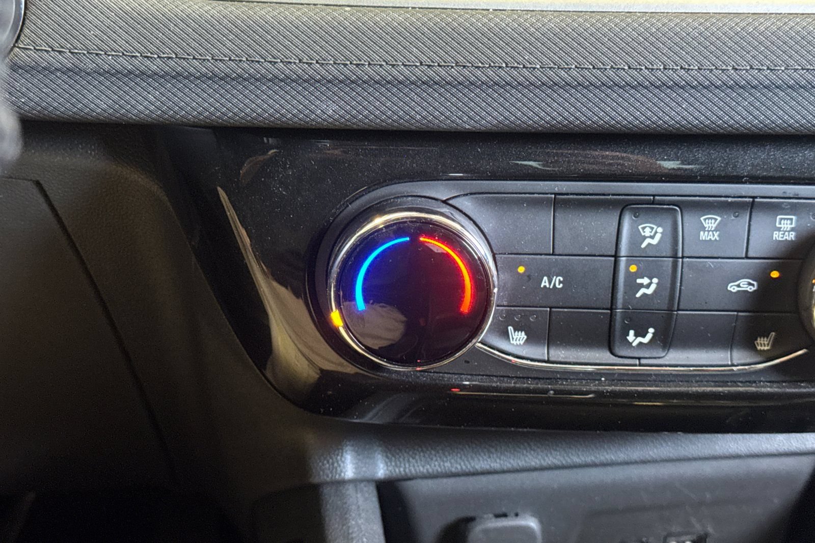 Used 2024 Chevrolet TrailBlazer LT w/ LT Cold Weather Package FWD image 28